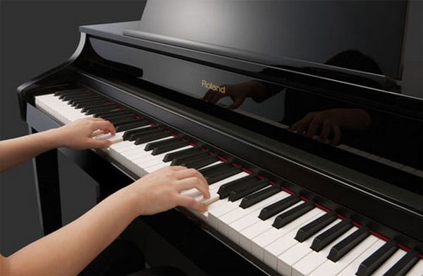 Sử dụng đàn piano bằng hai tay