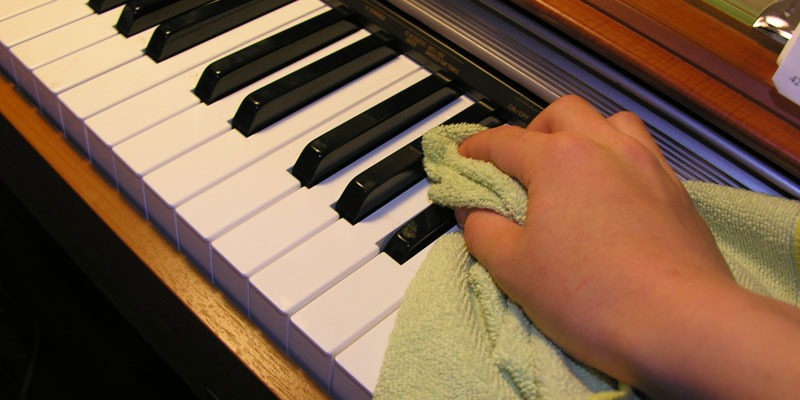 Vệ sinh bàn phím và vỏ đàn piano điện đúng cách